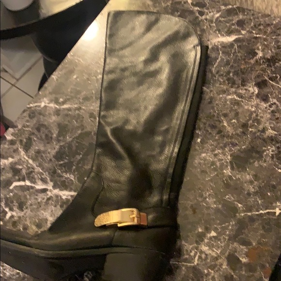 Down sizing// clearing out my closet - Picture 1 of 3